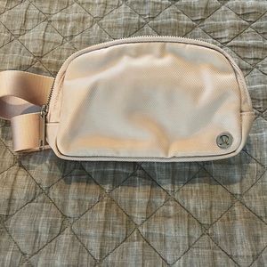 *RARE* Misty Pink Original Lululemon Everywhere Belt Bag, 1L,Excellent Condition